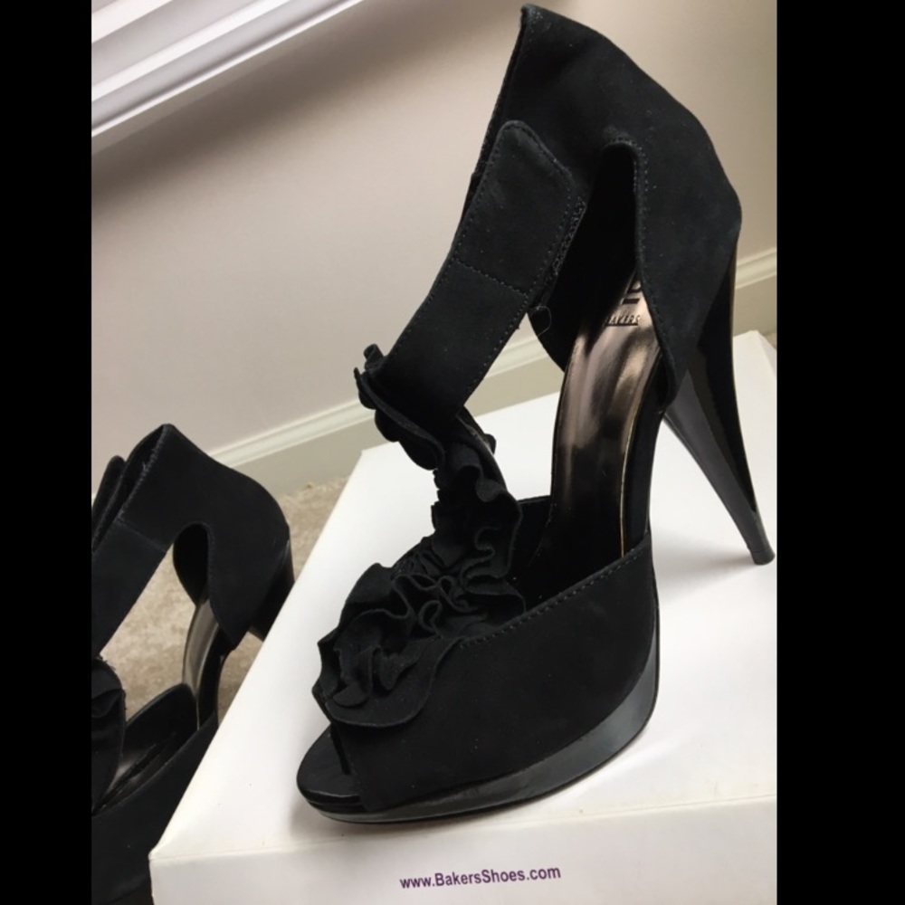 Bakers Ferris Suede Pump Size 9